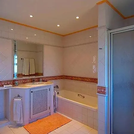 Carvoeiro Sleeps 6 Pool Air Con Wifi Villa *